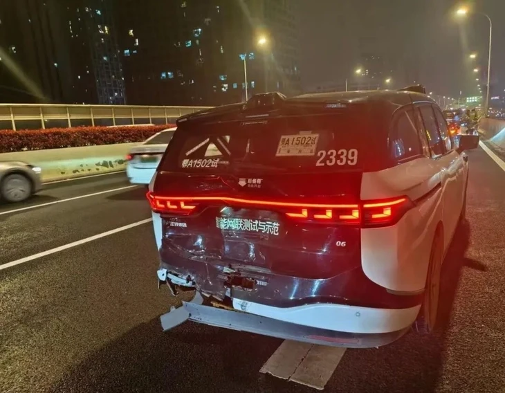 Taxi công nghệ tự lái 'chết đứng' hàng loạt trên cao tốc, khách thót tim ngồi giữa đường 2 tiếng Taxi công nghệ tự lái 'chết đứng' hàng loạt trên cao tốc, khách thót tim ngồi giữa đường 2 tiếng