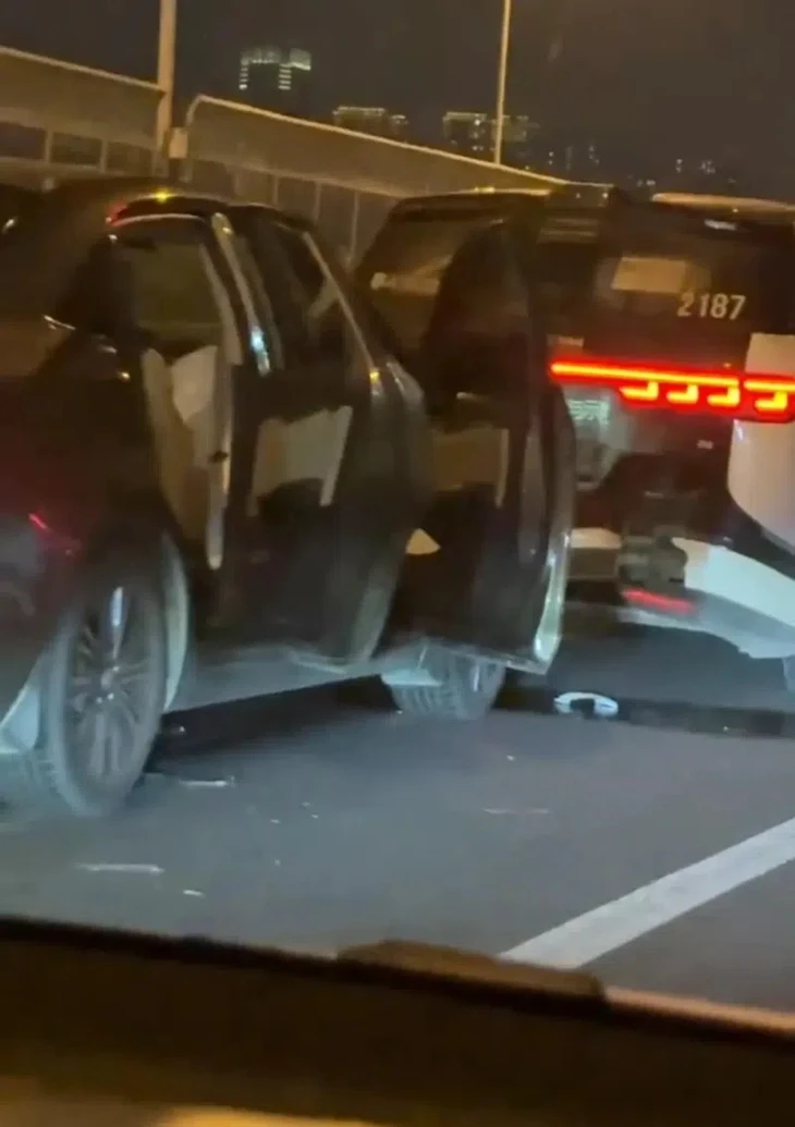 Taxi công nghệ tự lái 'chết đứng' hàng loạt trên cao tốc, khách thót tim ngồi giữa đường 2 tiếng Taxi công nghệ tự lái 'chết đứng' hàng loạt trên cao tốc, khách thót tim ngồi giữa đường 2 tiếng