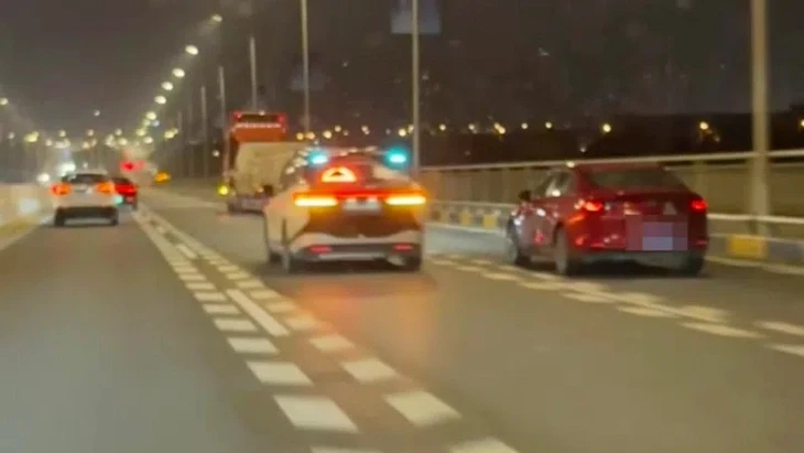 Taxi công nghệ tự lái 'chết đứng' hàng loạt trên cao tốc, khách thót tim ngồi giữa đường 2 tiếng Taxi công nghệ tự lái 'chết đứng' hàng loạt trên cao tốc, khách thót tim ngồi giữa đường 2 tiếng