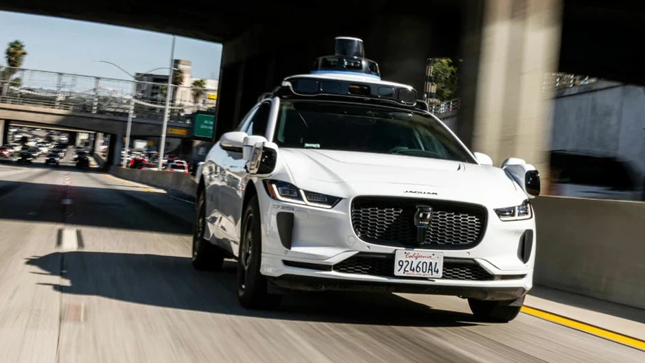 Taxi không người lái lao thẳng vào nước lũ, bị cuốn trôi Taxi không người lái lao thẳng vào nước lũ, bị cuốn trôi