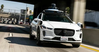 Taxi không người lái lao thẳng vào nước lũ, bị cuốn trôi