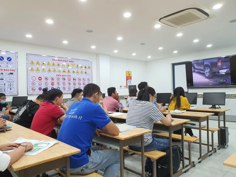 Thay đổi nhiều quy định trong giờ học lý thuyết lái xe ô tô, xe máy từ 1-7 Thay đổi nhiều quy định trong giờ học lý thuyết lái xe ô tô, xe máy từ 1-7