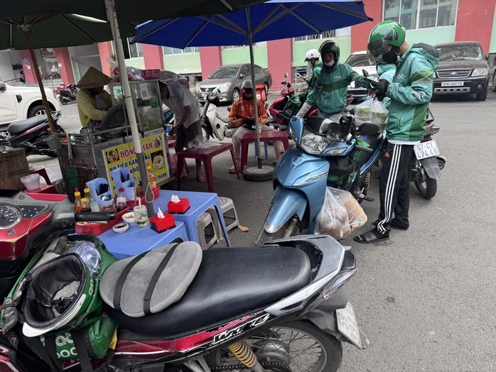 Thêm hãng gọi xe công nghệ hỗ trợ tiền xăng cho tài xế, khuyến khích chuyển đổi xe điện Thêm hãng gọi xe công nghệ hỗ trợ tiền xăng cho tài xế, khuyến khích chuyển đổi xe điện