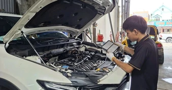 Thợ sửa ô tô cảnh báo “cú đạp ga đắt đỏ” trong ngày ngập lụt