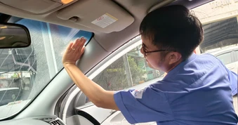 Thực hư quy định bỏ dán tem kiểm định trên kính lái xe ô tô