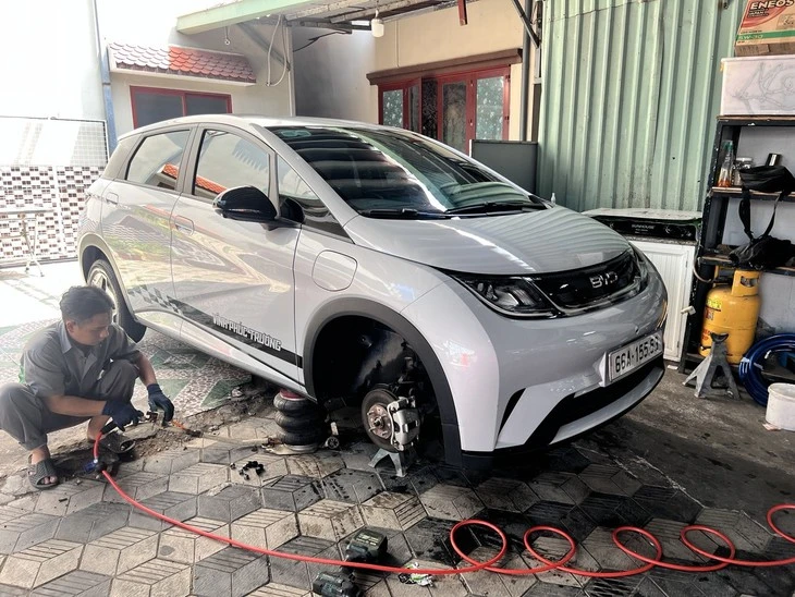 'Tiền mua xe chưa là gì: Gửi xe hàng chục triệu/năm, bảo dưỡng 'tằn tiện' cũng 4 triệu...' 'Tiền mua xe chưa là gì: Gửi xe hàng chục triệu/năm, bảo dưỡng 'tằn tiện' cũng 4 triệu...'