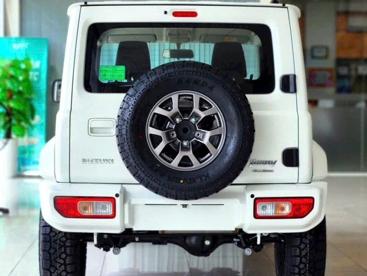 Tin tức giá xe: Suzuki Jimny giảm tới 180 triệu, xe dân chơi nhưng giá thực tế chỉ ngang SUV cỡ A Tin tức giá xe: Suzuki Jimny giảm tới 180 triệu, xe dân chơi nhưng giá thực tế chỉ ngang SUV cỡ A