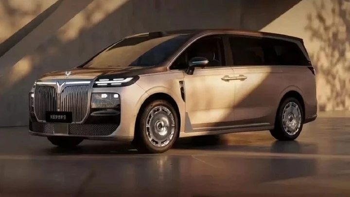 Tin xe 17/9: Rolls-Royce Phantom khảm vỏ bào ngư, Volvo XC60 nâng cấp mạnh