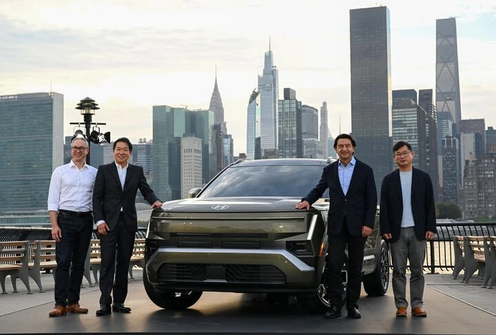 Tin xe 19/10: Toyota Fortuner, Kia Sonet lộ diện thế hệ mới trên đường thử