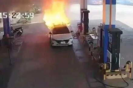 Tình huống ô tô bất ngờ bốc cháy: Kỹ năng thoát hiểm trong vài giây Tình huống ô tô bất ngờ bốc cháy: Kỹ năng thoát hiểm trong vài giây
