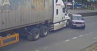Tình huống va chạm khi ô tô con quay đầu gây tranh cãi đúng - sai
