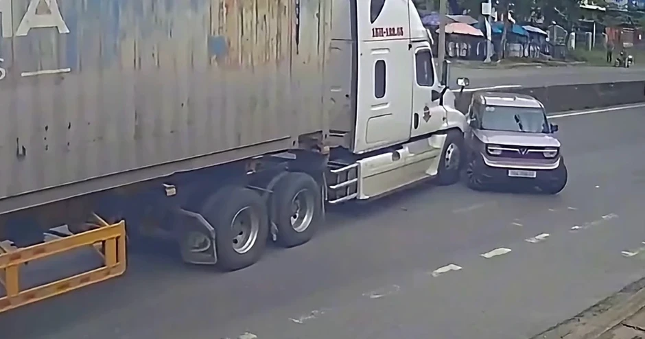 Tình huống va chạm khi ô tô con quay đầu gây tranh cãi đúng - sai