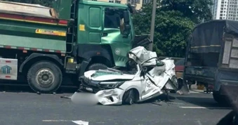 Tình huống xe ben đâm dồn toa, "vò nát" ô tô con ở Hà Nội