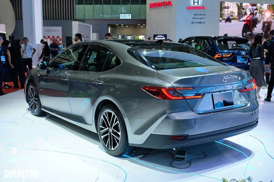 Toyota Camry - "thành lũy cuối cùng" của sedan hạng D đang lung lay Toyota Camry - "thành lũy cuối cùng" của sedan hạng D đang lung lay