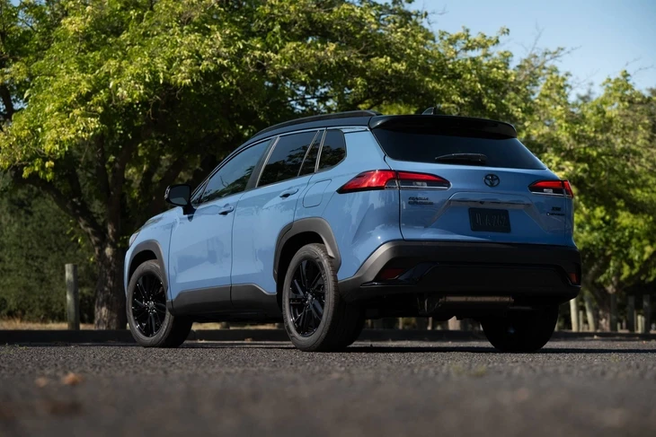 Toyota Corolla Cross thành 'phòng khách di động': Ghế thư giãn ở cốp sau như xe Rolls-Royce