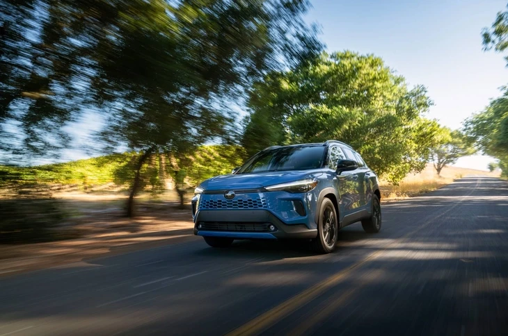 Toyota Corolla Cross thành 'phòng khách di động': Ghế thư giãn ở cốp sau như xe Rolls-Royce