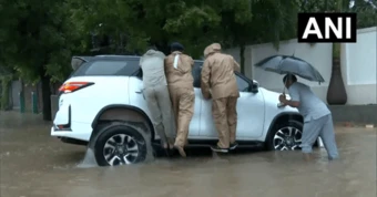 Toyota Fortuner mắc kẹt trong hố ngập nước sau mưa lớn