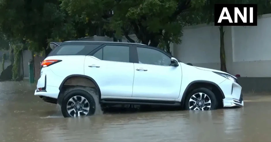 Toyota Fortuner mắc kẹt trong hố ngập nước sau mưa lớn Toyota Fortuner mắc kẹt trong hố ngập nước sau mưa lớn