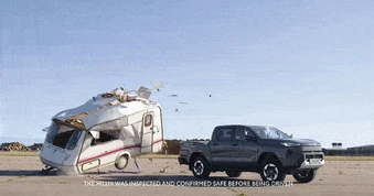 Toyota Hilux điện hứng trọn xe caravan 760kg rơi từ độ cao 9m, xong vẫn chạy đi như chưa có chuyện gì
