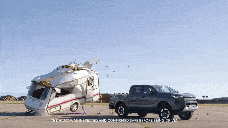 Toyota Hilux điện hứng trọn xe caravan 760kg rơi từ độ cao 9m, xong vẫn chạy đi như chưa có chuyện gì Toyota Hilux điện hứng trọn xe caravan 760kg rơi từ độ cao 9m, xong vẫn chạy đi như chưa có chuyện gì