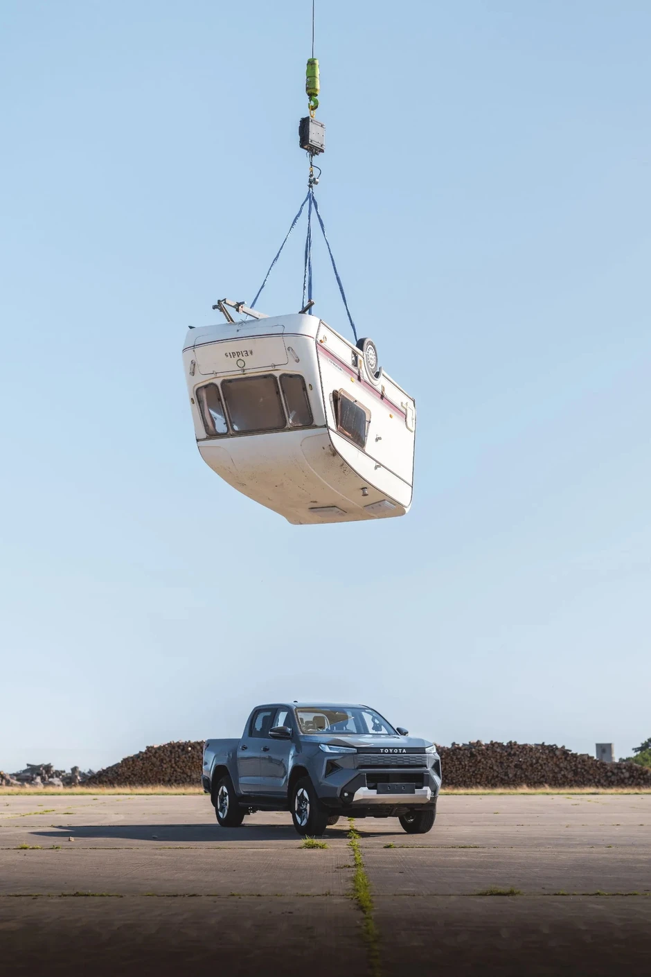 Toyota Hilux điện hứng trọn xe caravan 760kg rơi từ độ cao 9m, xong vẫn chạy đi như chưa có chuyện gì Toyota Hilux điện hứng trọn xe caravan 760kg rơi từ độ cao 9m, xong vẫn chạy đi như chưa có chuyện gì