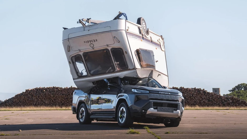 Toyota Hilux điện hứng trọn xe caravan 760kg rơi từ độ cao 9m, xong vẫn chạy đi như chưa có chuyện gì Toyota Hilux điện hứng trọn xe caravan 760kg rơi từ độ cao 9m, xong vẫn chạy đi như chưa có chuyện gì