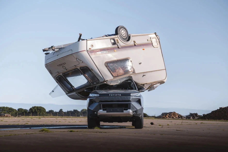 Toyota Hilux điện hứng trọn xe caravan 760kg rơi từ độ cao 9m, xong vẫn chạy đi như chưa có chuyện gì Toyota Hilux điện hứng trọn xe caravan 760kg rơi từ độ cao 9m, xong vẫn chạy đi như chưa có chuyện gì