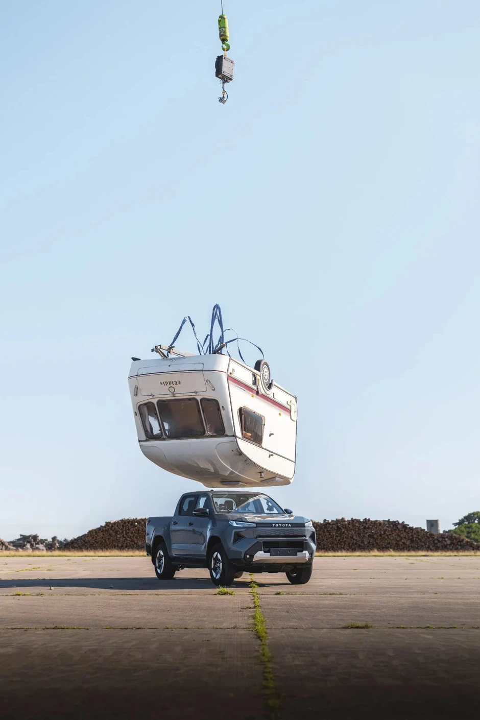 Toyota Hilux điện hứng trọn xe caravan 760kg rơi từ độ cao 9m, xong vẫn chạy đi như chưa có chuyện gì Toyota Hilux điện hứng trọn xe caravan 760kg rơi từ độ cao 9m, xong vẫn chạy đi như chưa có chuyện gì