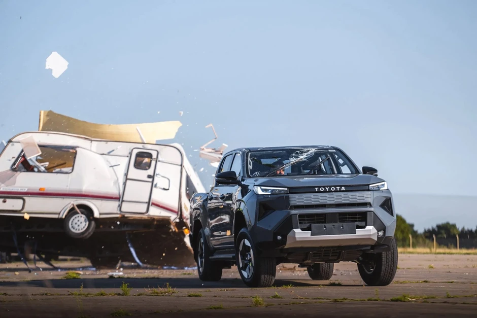 Toyota Hilux điện hứng trọn xe caravan 760kg rơi từ độ cao 9m, xong vẫn chạy đi như chưa có chuyện gì Toyota Hilux điện hứng trọn xe caravan 760kg rơi từ độ cao 9m, xong vẫn chạy đi như chưa có chuyện gì