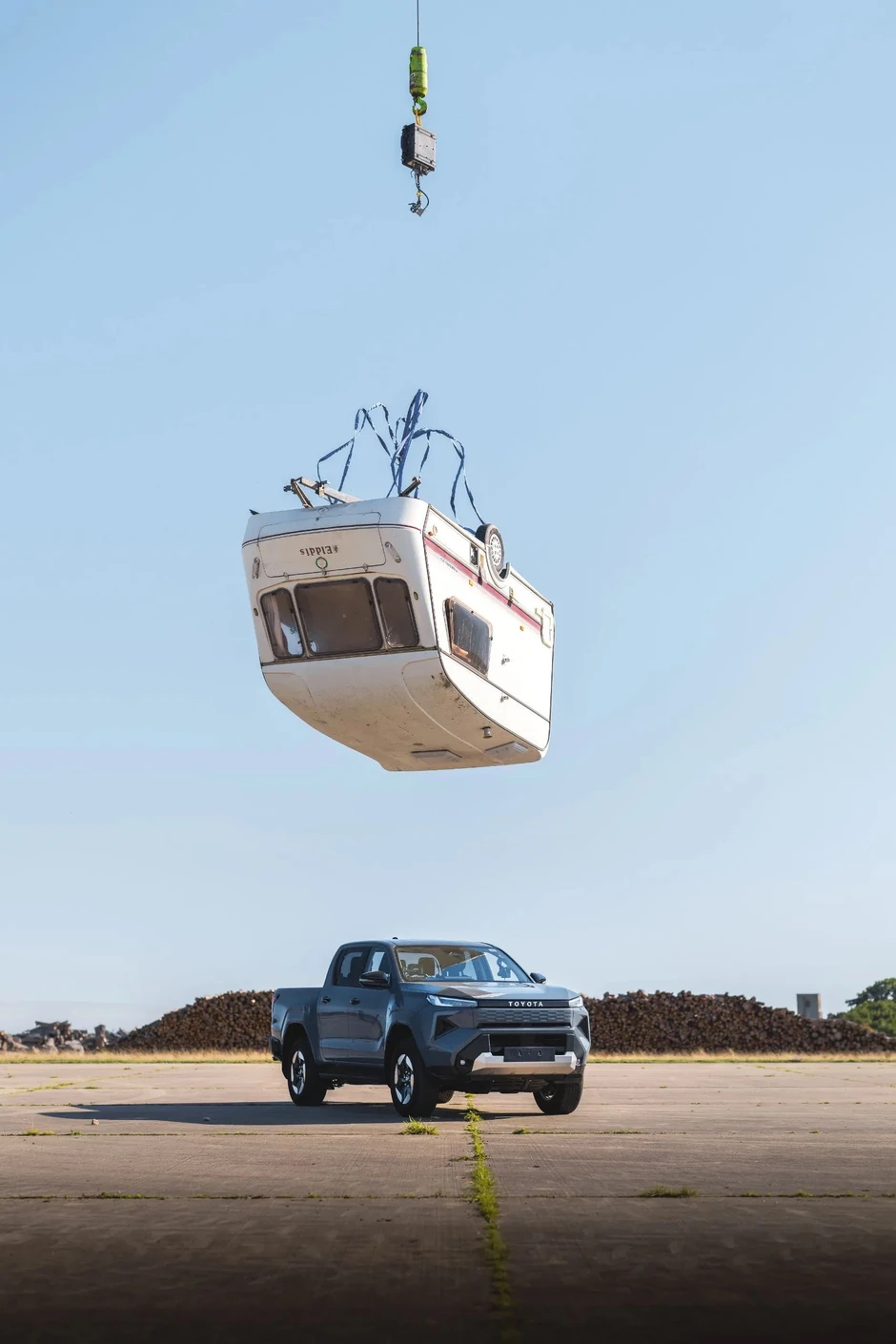 Toyota Hilux điện hứng trọn xe caravan 760kg rơi từ độ cao 9m, xong vẫn chạy đi như chưa có chuyện gì Toyota Hilux điện hứng trọn xe caravan 760kg rơi từ độ cao 9m, xong vẫn chạy đi như chưa có chuyện gì
