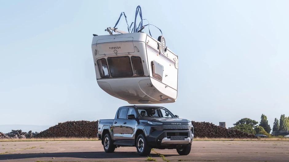 Toyota Hilux điện hứng trọn xe caravan 760kg rơi từ độ cao 9m, xong vẫn chạy đi như chưa có chuyện gì Toyota Hilux điện hứng trọn xe caravan 760kg rơi từ độ cao 9m, xong vẫn chạy đi như chưa có chuyện gì