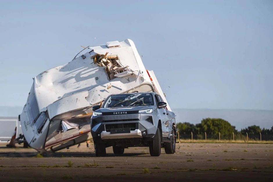 Toyota Hilux điện hứng trọn xe caravan 760kg rơi từ độ cao 9m, xong vẫn chạy đi như chưa có chuyện gì Toyota Hilux điện hứng trọn xe caravan 760kg rơi từ độ cao 9m, xong vẫn chạy đi như chưa có chuyện gì