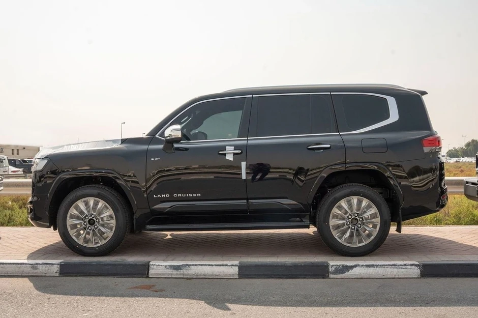 Toyota Land Cruiser LC300 hybrid dự kiến về Việt Nam trong quý III Toyota Land Cruiser LC300 hybrid dự kiến về Việt Nam trong quý III