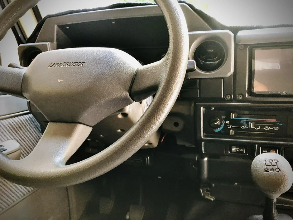 Toyota Land Cruiser RJ77 36 năm tuổi vẫn có giá 1 tỷ, đắt gấp 3 xe cùng đời