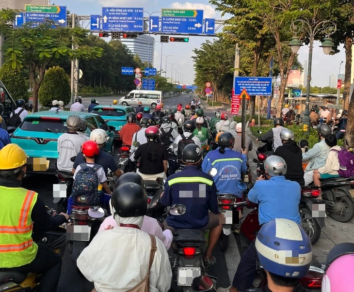 TP.HCM: Bất cập nhịp đèn tín hiệu tại nút giao Mai Chí Thọ - Trần Não TP.HCM: Bất cập nhịp đèn tín hiệu tại nút giao Mai Chí Thọ - Trần Não