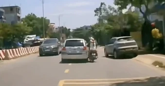 Tránh ô tô từ vỉa hè ra đường, xe máy ngã lao vào ô tô khác