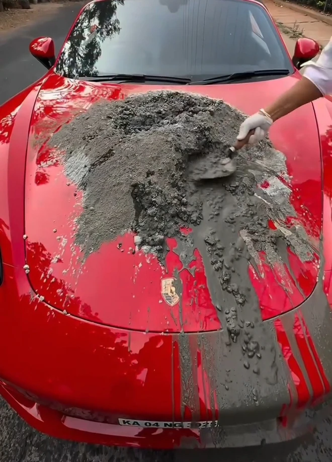 Triệu phú dùng xe Porsche trộn xi măng vá ổ gà, mạng xã hội dậy sóng Triệu phú dùng xe Porsche trộn xi măng vá ổ gà, mạng xã hội dậy sóng