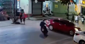 Trượt ngã khi đang lạng lách, nam thanh niên đi xe máy đốn ngã xe khác