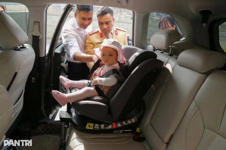 Từ 15/8, chở trẻ em trên ô tô như thế nào sẽ bị phạt tiền? Từ 15/8, chở trẻ em trên ô tô như thế nào sẽ bị phạt tiền?