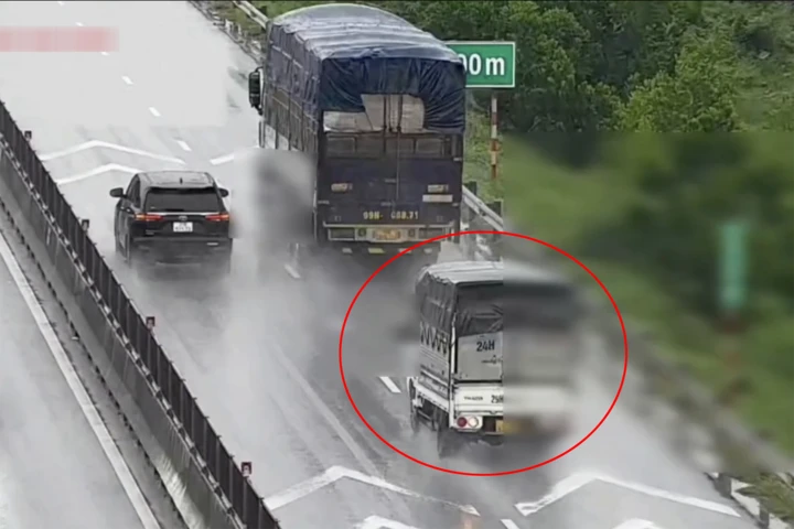 Từ 27/8, CSGT phạt tài xế không giữ khoảng cách an toàn trên cao tốc Từ 27/8, CSGT phạt tài xế không giữ khoảng cách an toàn trên cao tốc