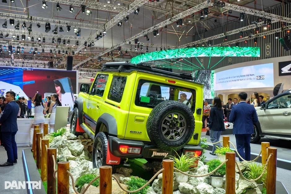 Từng “kèm lạc”, Suzuki Jimny nay giảm 100 triệu vẫn chưa xả hết xe đời cũ Từng “kèm lạc”, Suzuki Jimny nay giảm 100 triệu vẫn chưa xả hết xe đời cũ