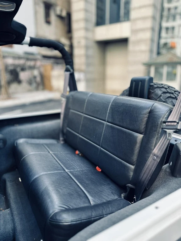 Từng là xe tuần tra, Jeep Wrangler TJ 2001 thành hàng hiếm 850 triệu tại Hà Nội Từng là xe tuần tra, Jeep Wrangler TJ 2001 thành hàng hiếm 850 triệu tại Hà Nội