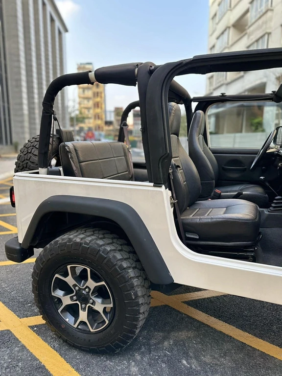 Từng là xe tuần tra, Jeep Wrangler TJ 2001 thành hàng hiếm 850 triệu tại Hà Nội Từng là xe tuần tra, Jeep Wrangler TJ 2001 thành hàng hiếm 850 triệu tại Hà Nội