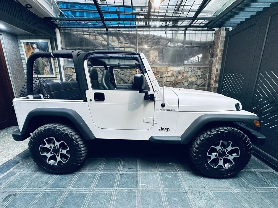 Từng là xe tuần tra, Jeep Wrangler TJ 2001 thành hàng hiếm 850 triệu tại Hà Nội Từng là xe tuần tra, Jeep Wrangler TJ 2001 thành hàng hiếm 850 triệu tại Hà Nội