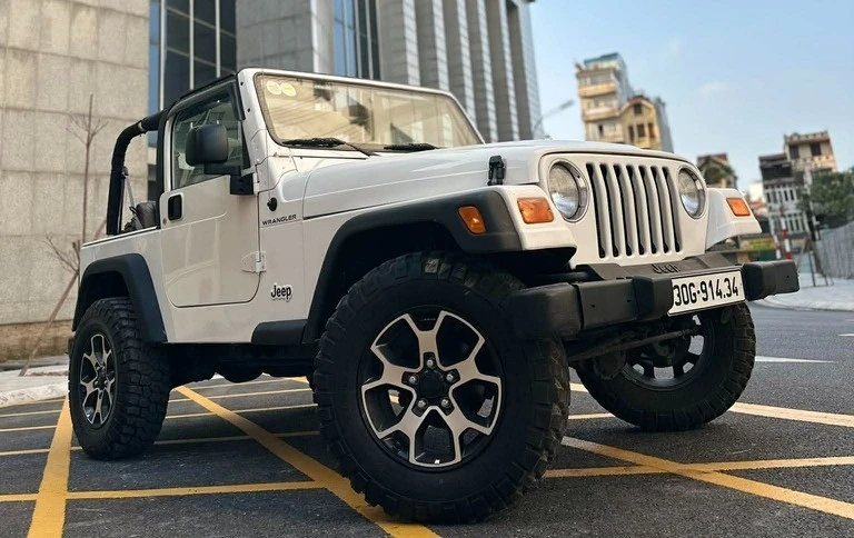 Từng là xe tuần tra, Jeep Wrangler TJ 2001 thành hàng hiếm 850 triệu tại Hà Nội Từng là xe tuần tra, Jeep Wrangler TJ 2001 thành hàng hiếm 850 triệu tại Hà Nội