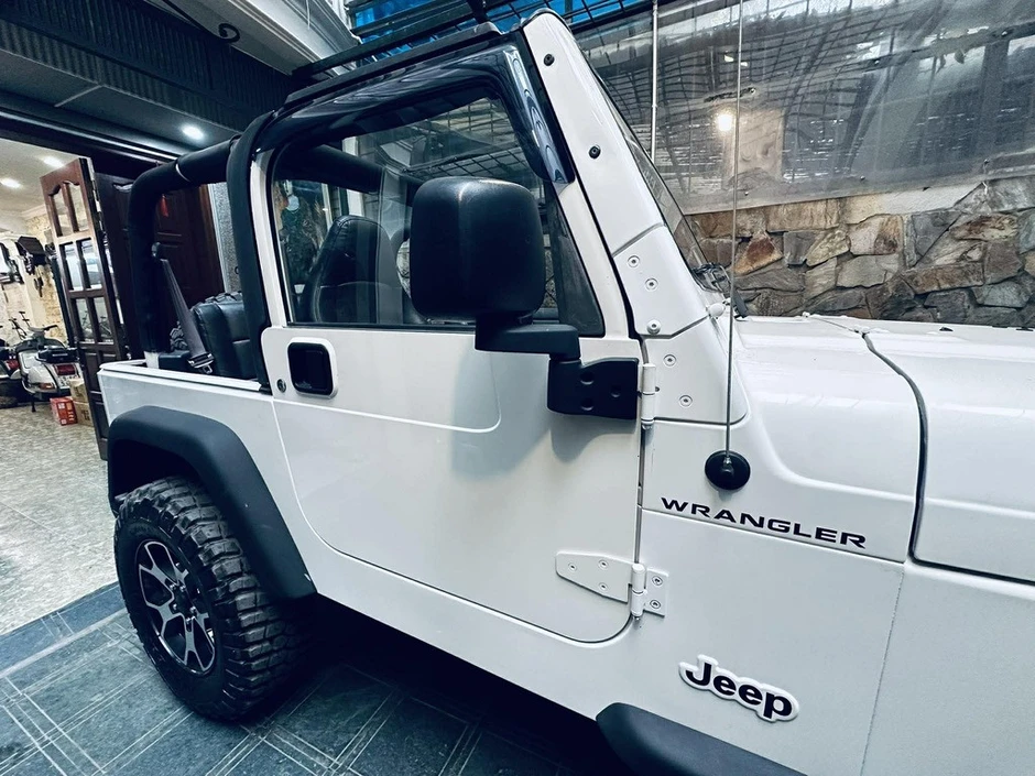 Từng là xe tuần tra, Jeep Wrangler TJ 2001 thành hàng hiếm 850 triệu tại Hà Nội Từng là xe tuần tra, Jeep Wrangler TJ 2001 thành hàng hiếm 850 triệu tại Hà Nội