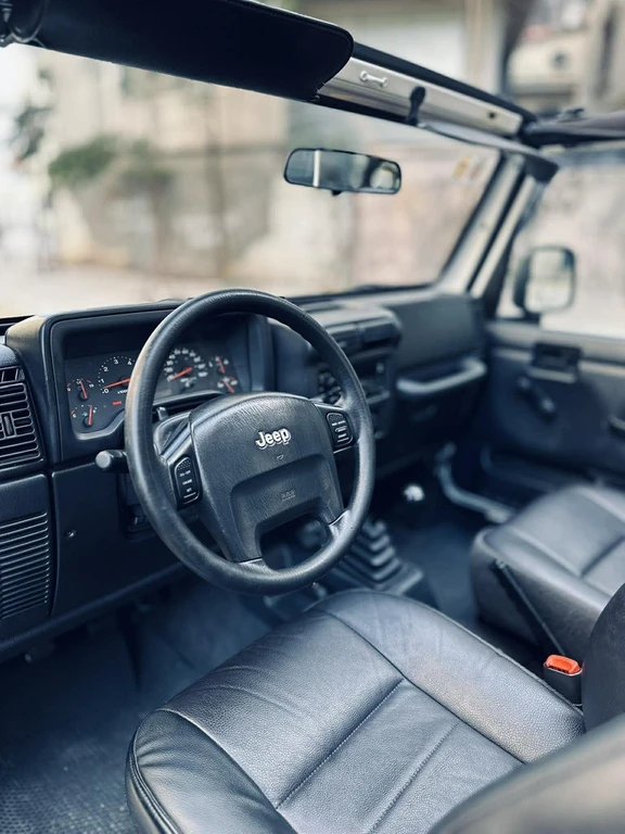 Từng là xe tuần tra, Jeep Wrangler TJ 2001 thành hàng hiếm 850 triệu tại Hà Nội Từng là xe tuần tra, Jeep Wrangler TJ 2001 thành hàng hiếm 850 triệu tại Hà Nội