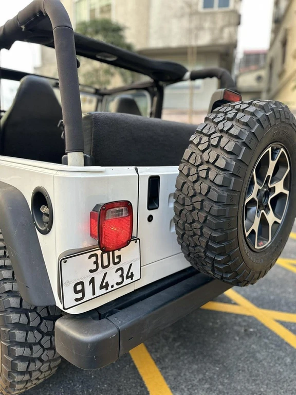 Từng là xe tuần tra, Jeep Wrangler TJ 2001 thành hàng hiếm 850 triệu tại Hà Nội Từng là xe tuần tra, Jeep Wrangler TJ 2001 thành hàng hiếm 850 triệu tại Hà Nội