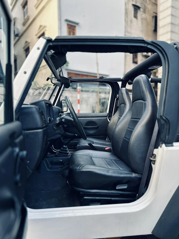 Từng là xe tuần tra, Jeep Wrangler TJ 2001 thành hàng hiếm 850 triệu tại Hà Nội Từng là xe tuần tra, Jeep Wrangler TJ 2001 thành hàng hiếm 850 triệu tại Hà Nội