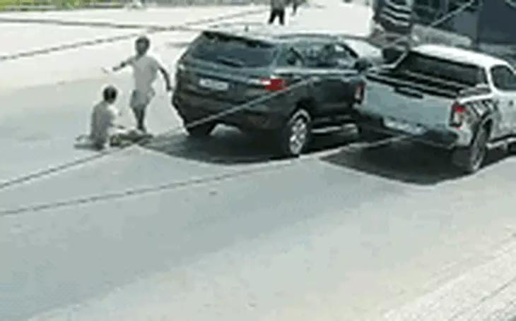 Va chạm giao thông thành màn tấu hài khó đỡ, người khen đáng yêu, người băn khoăn tội quấy rối Va chạm giao thông thành màn tấu hài khó đỡ, người khen đáng yêu, người băn khoăn tội quấy rối